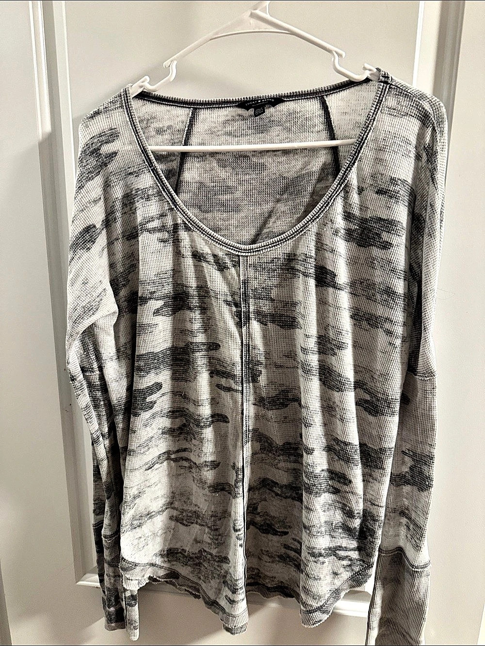 🥳 5 for $25 BUNDLE Lucky Brand Distressed Camo Waffle Top Size Medium